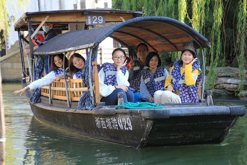 坐上西塘的搖擼船，體驗了水鄉西塘的慢時光