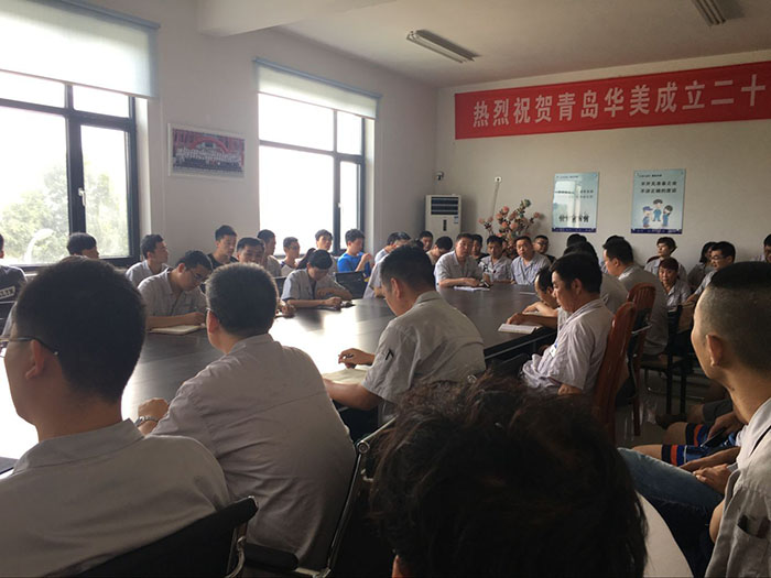 副總經理張炳訓在會議現場講解安全生產知識