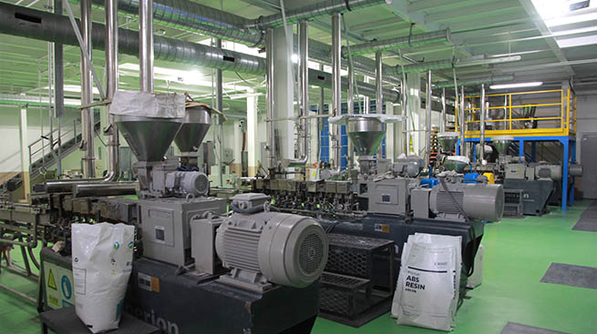 研發(fā)車間德國(guó)科倍隆押出機(jī)生產(chǎn)線