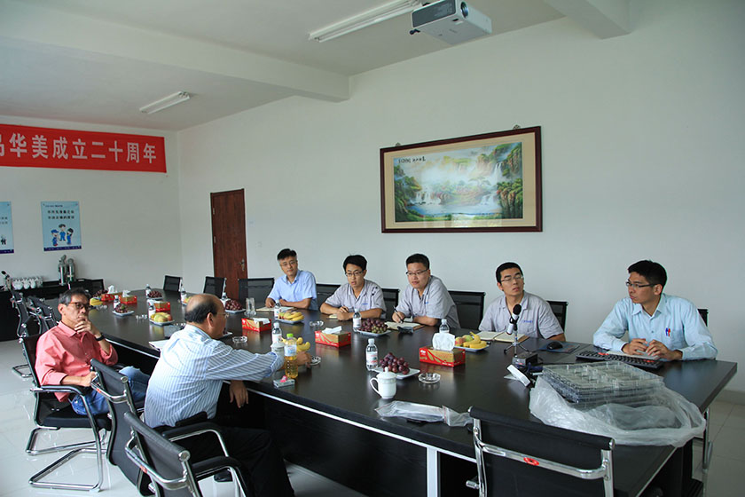 公司副董事長、臺灣奇美研發總處薛東弼副總經理做技術指導 公司副董事長、臺灣奇美研發總處薛東弼副總經理做技術指導