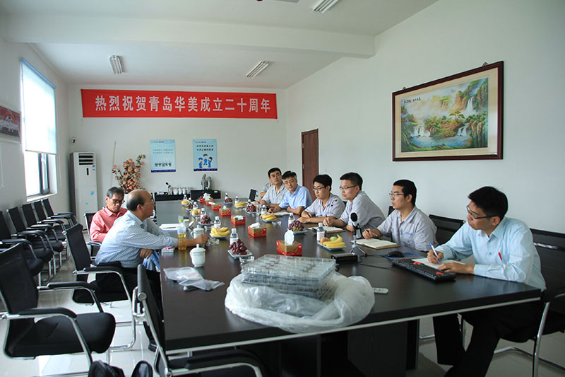 公司副董事長、臺灣奇美研發總處薛東弼副總經理做技術指導