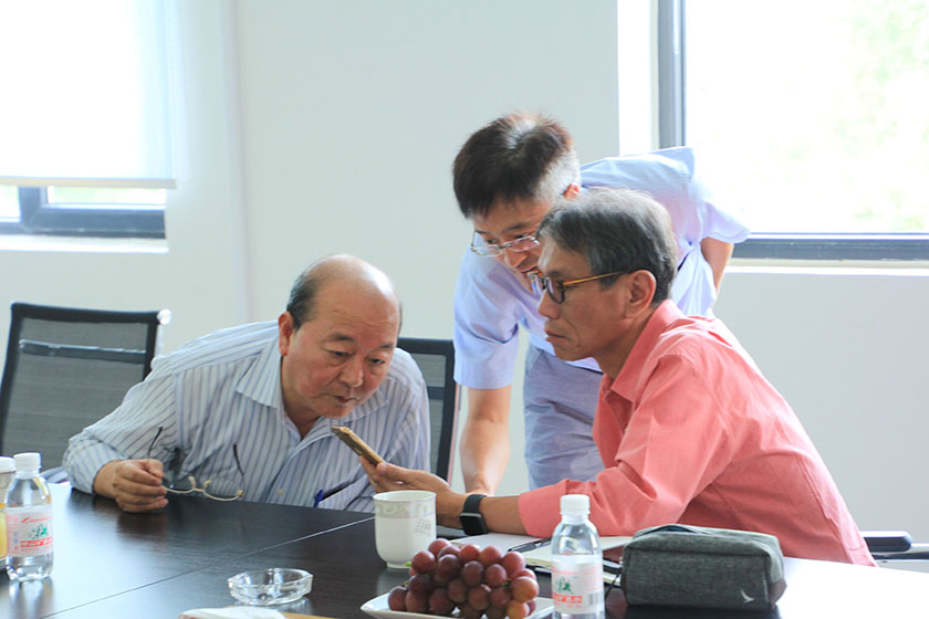 公司副董事長、臺灣奇美研發總處薛東弼副總經理做技術指導 公司副董事長、臺灣奇美研發總處薛東弼副總經理做技術指導